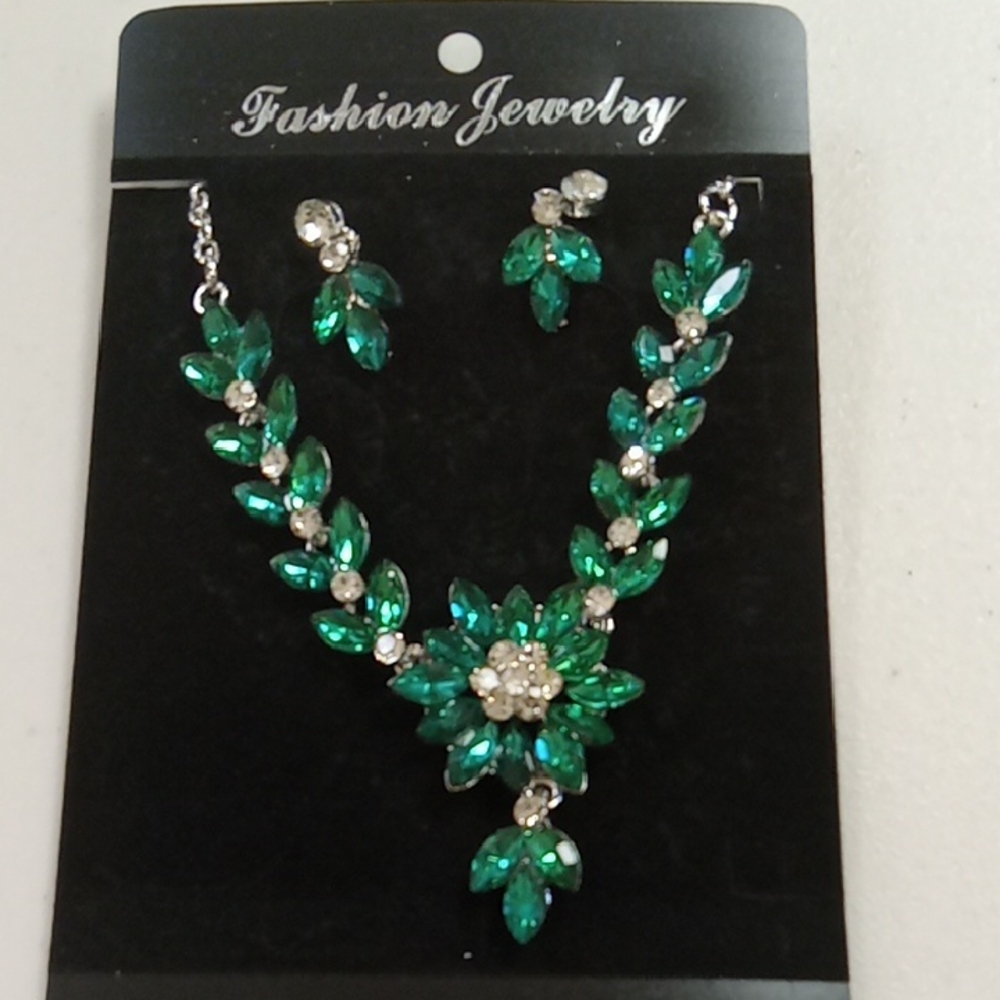 Fashion Jewelry Emerald Green and Silver Necklace Set